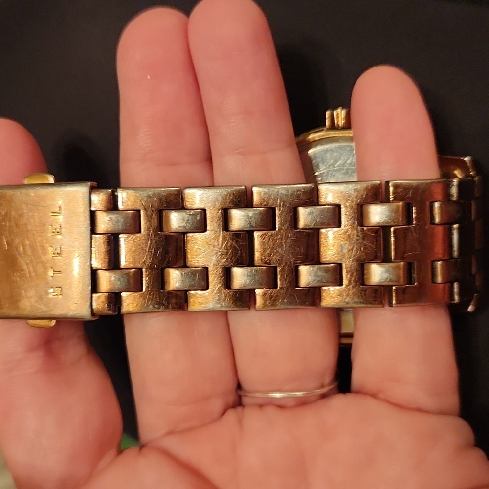 Guess rose gold tone watch - Picture 4 of 7